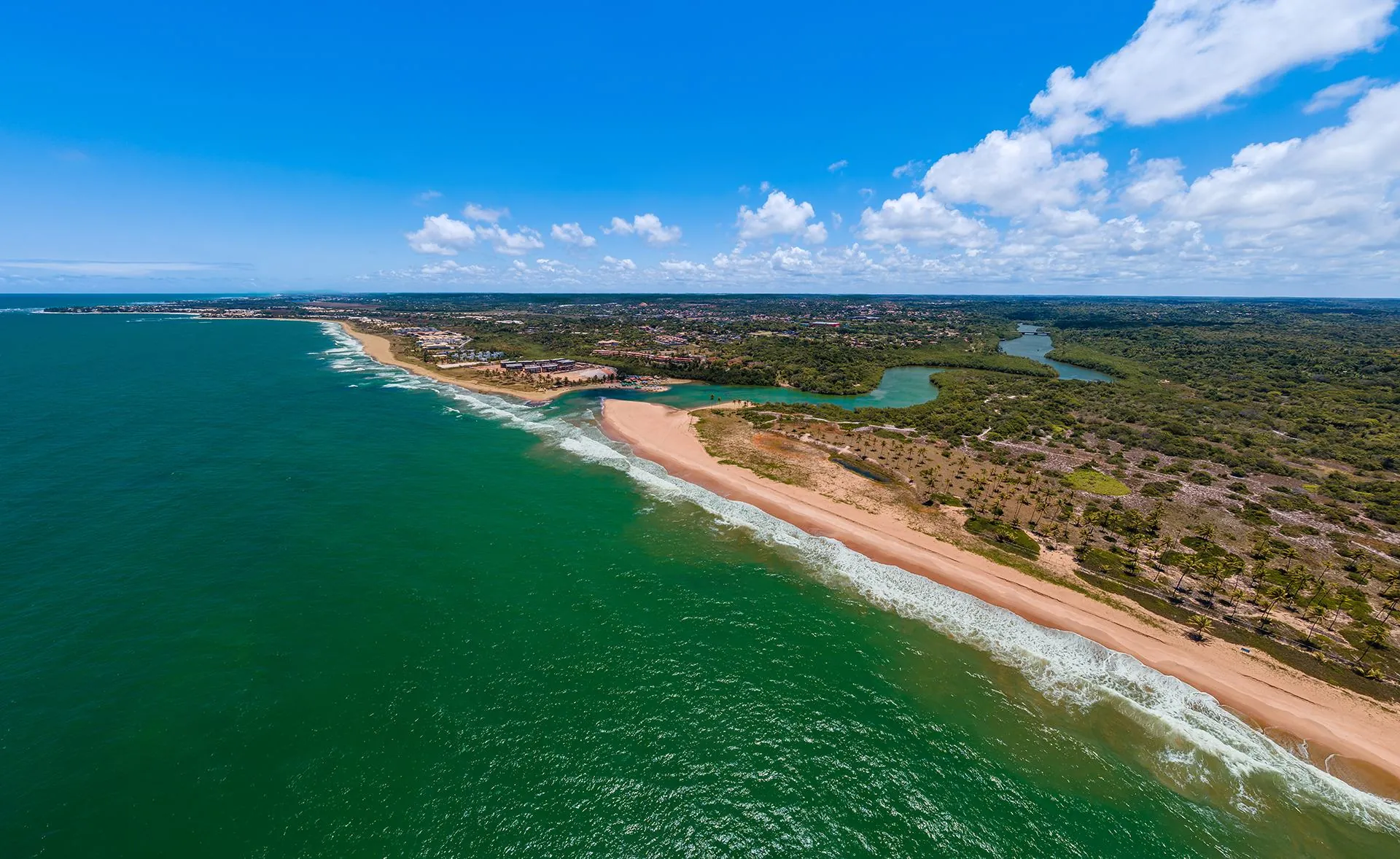 Vista aérea da praia e do rio em Itacimirim